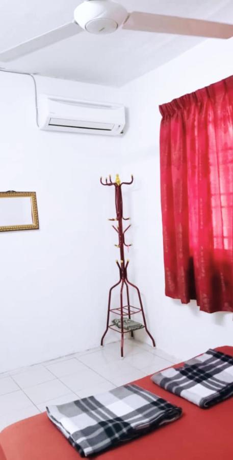 Homestay Mama Razzin Kuala Kangsar Exterior photo